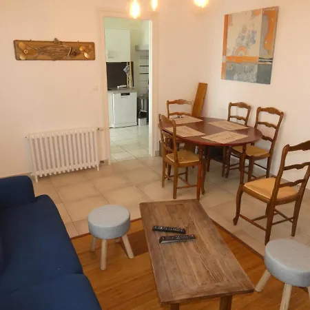 T3 En Centre-ville Avec Terrasse Et Parking Prive A - Fr-1-71-90 Apartment Royan