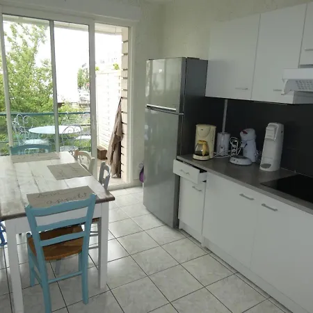 T3 En Centre-ville Avec Terrasse Et Parking Prive A - Fr-1-71-90 Apartment Royan