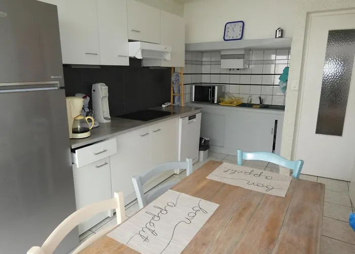 T3 En Centre-ville Avec Terrasse Et Parking Prive A - Fr-1-71-90 Daire Royan