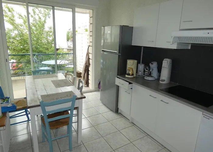 T3 En Centre-ville Avec Terrasse Et Parking Prive A - Fr-1-71-90 Daire Royan