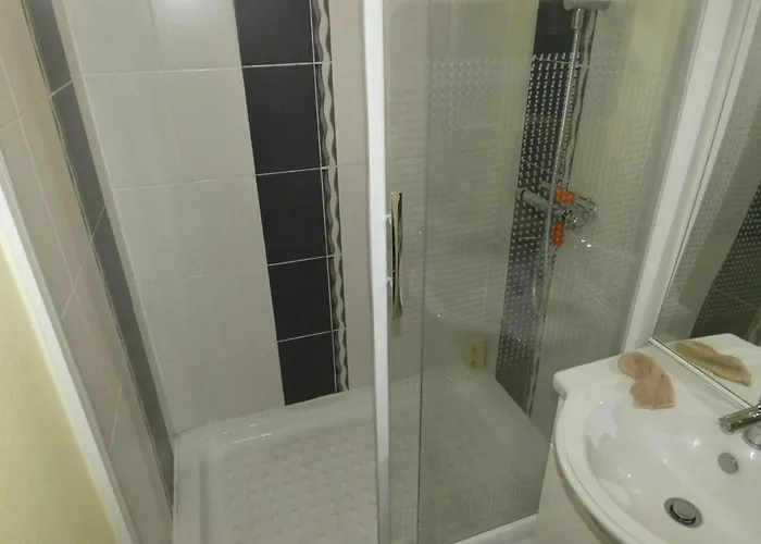 T3 En Centre-ville Avec Terrasse Et Parking Prive A - Fr-1-71-90 Royan