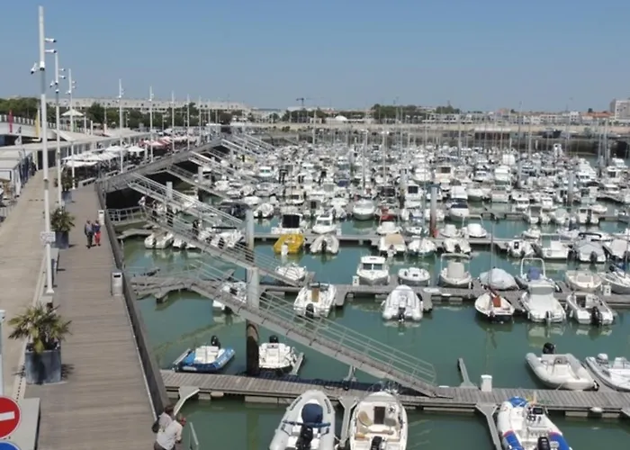 T3 En Centre-ville Avec Terrasse Et Parking Prive A - Fr-1-71-90 * Royan