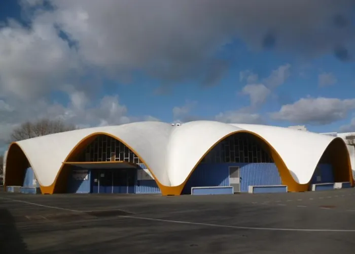 T3 En Centre-ville Avec Terrasse Et Parking Prive A - Fr-1-71-90 * Royan